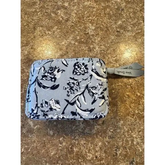 Woman’s new Vera Bradley pill box/keeper - Picture 2 of 5